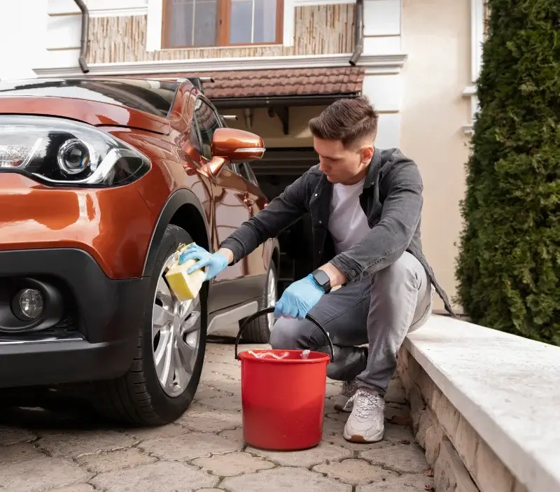 Lavage auto à domicile Saint-Léons : professionnel intervenant sur un véhicule